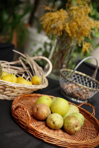 a basket of fruit on a table with baskets of fruit at Señorío de Los Bazán in Palacios de la Valduerna