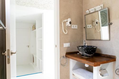 a bathroom with a sink and a mirror at Hotel Muva Beach in Peñíscola