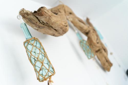 two pieces of drift wood and a blue string at Hotel Muva Beach in Peñíscola