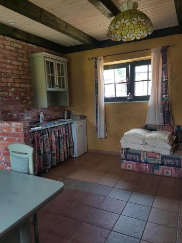 a kitchen with a table and a window in a room at Bungalowy MARINA GREEN in Jarosławiec