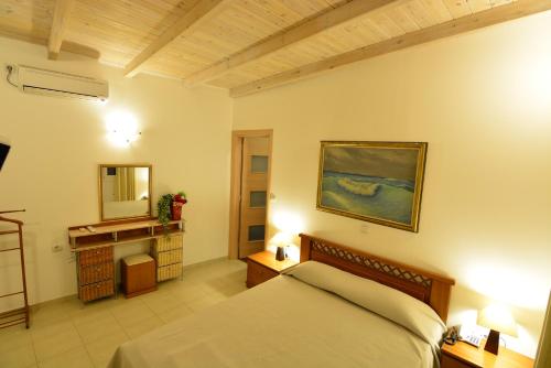 クシロカストロにあるGreen Villageのベッドルーム(ベッド1台、鏡付)
