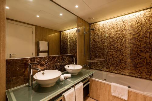 Bathroom sa As Cascatas Golf Resort & Spa