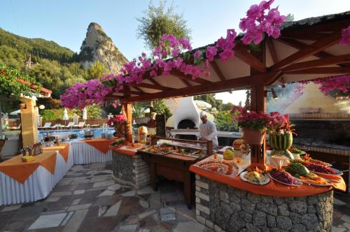 una línea de buffet con comida en la parte superior de un complejo en Agios Gordios Stevens on the hill, en Agios Gordios