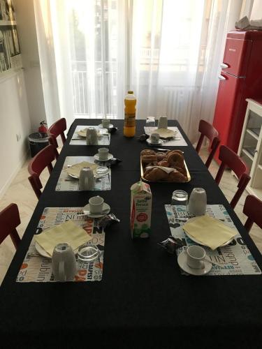 ein Esstisch mit einer schwarzen Tischdecke in der Unterkunft B&B Roma 474 in Rom