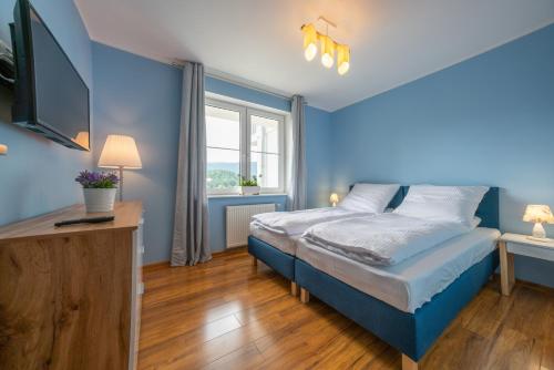 Un pat sau paturi într-o cameră la RentPlanet- Apartamenty Poezja - Dworcowa