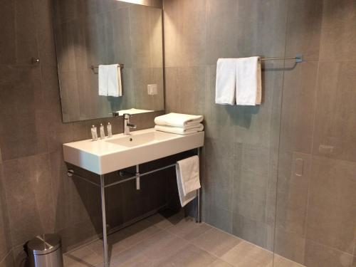 Ett badrum på Strandakar Hotell & Restaurang