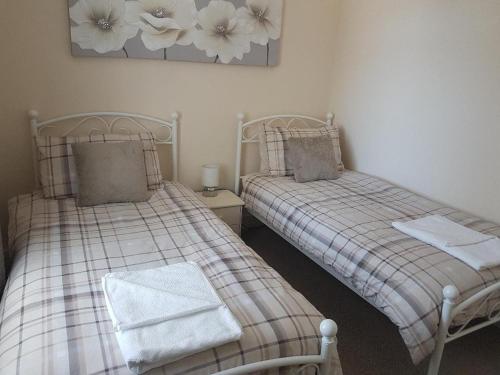 two beds sitting next to each other in a bedroom at No7 Agar Street in York