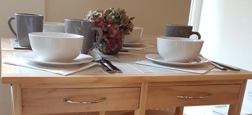 una mesa con tres tazas y platillos. en No7 Agar Street, en York