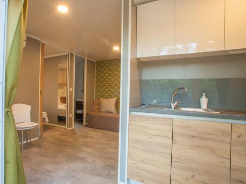 Dapur atau dapur kecil di Aurora Camping and Mobile Homes