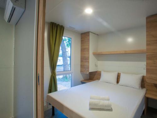 Tempat tidur dalam kamar di Aurora Camping and Mobile Homes