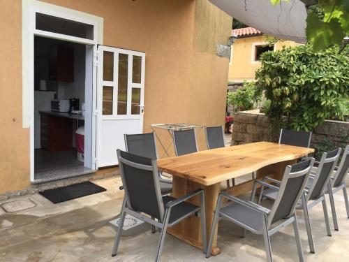 Patio alebo iná vonkajšia časť ubytovania Apartment Kumicic - 3 Bedrooms