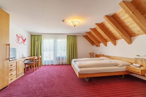 Postel nebo postele na pokoji v ubytování Typically Swiss Hotel Altana