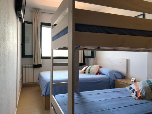 Postel nebo postele na pokoji v ubytování La Ampolla Beach - Cap Roig