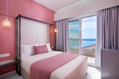 Un pat sau paturi într-o cameră la Molos Hotel