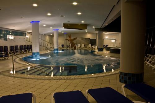 una piscina nel mezzo di una hall dell'hotel di Hotel Zagreb - Health & Beauty a Rogaška Slatina