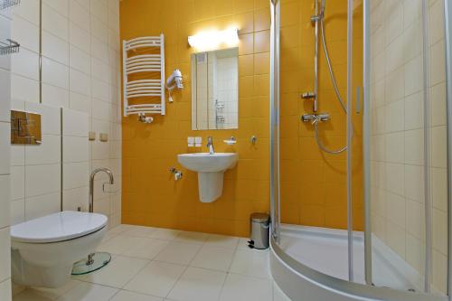a bathroom with a toilet and a sink and a shower at Foka, Sun & Snow in Hel