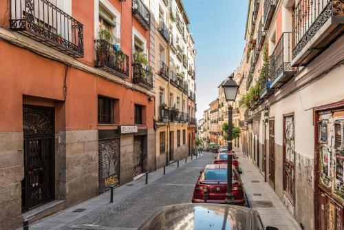 eine Stadtstraße mit auf der Straße geparkt in der Unterkunft BNBHolder Group Stunning SOL in Madrid