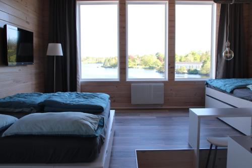 雅茅斯的住宿－The Lakeside Loft，一间卧室设有两张床和大窗户