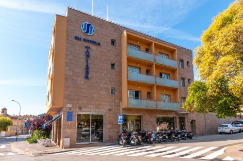 un edificio con motocicletas estacionadas frente a él en Hotel Turissa, en Tossa de Mar