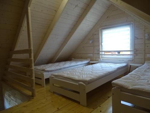 ルシノボにあるMORELOWE domki nad morzemの屋根裏部屋 ベッド2台&はしご付