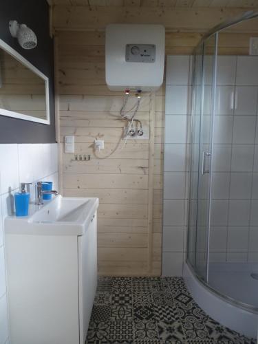 ルシノボにあるMORELOWE domki nad morzemのバスルーム(白いシンク、シャワー付)