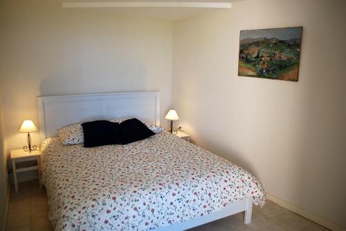 1 dormitorio con 1 cama y una pintura en la pared en Olivier, en Mazan