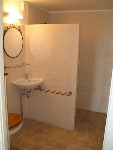 une salle de bain avec un lavabo, des toilettes et un miroir dans l'établissement Olivier, à Mazan