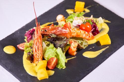 Comida en o cerca de este hotel