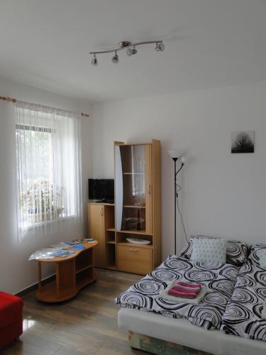 Stráž nad NežárkouにあるApartmán Lhotaのベッドルーム1室(ベッド1台、テーブル、窓付)