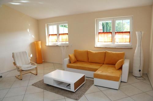 ein Wohnzimmer mit einem Sofa und einem Tisch in der Unterkunft Ferienwohnung Am Spechtbach in Wald-Michelbach