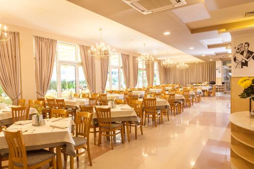 Um restaurante ou outro lugar para comer em Hotel Wela - Premium All Inclusive