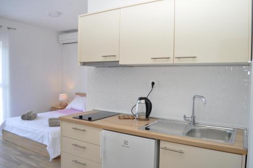 Kuhinja oz. manjša kuhinja v nastanitvi Apartment Ljubica Ljuban