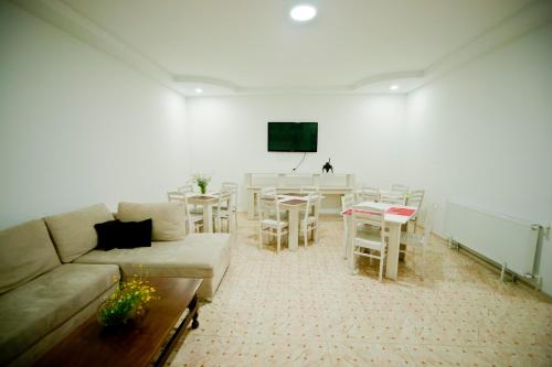 Ruang duduk di Hotel NOA Kazbegi