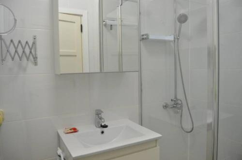 y baño blanco con lavabo y ducha. en Residence Orlando, en Adeje