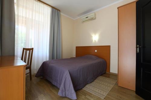 Una cama o camas en una habitación de Oberig Hotel