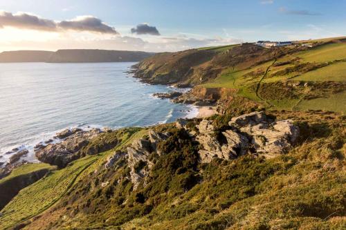 a view of the ocean and a rocky coastline at Gara Rock in Salcombe