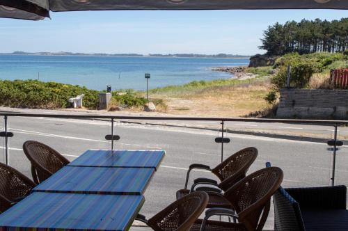 a table and chairs on a balcony with a view of the ocean at Samsø Perlen in Sælvig