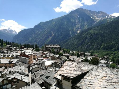 a view of a town with mountains in the background at L'Atelier du Temps - Hemmet in Courmayeur