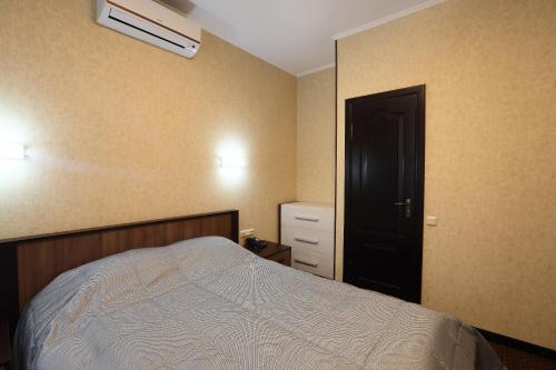 Una cama o camas en una habitación de Oberig Hotel