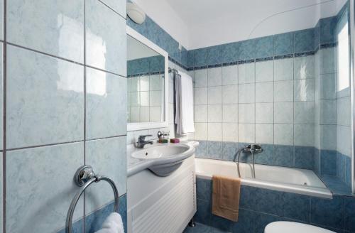 łazienka z wanną, umywalką i toaletą w obiekcie Ammoudia Maisonettes w Acharavi