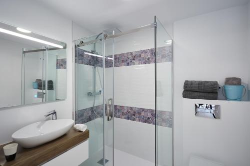 マドリードにあるLEEWAYS LOFT in PELAYOのバスルーム(洗面台、ガラス張りのシャワー付)