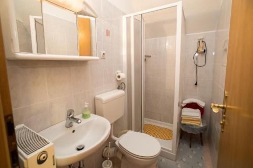 Ванна кімната в Apartments and Rooms Ražen