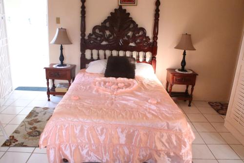 Ένα ή περισσότερα κρεβάτια σε δωμάτιο στο Country Manor Apartments