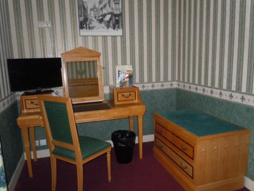 a room with a desk with a computer and a chair at La Croix Blanche in Montrichard