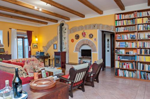 a living room filled with lots of books at B&B Le Buche Casa Storica in Canino