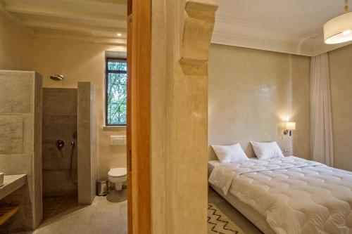 sypialnia z łóżkiem oraz łazienka z prysznicem w obiekcie Villa Touareg Domaine des Kasbahs w Marakeszu