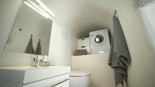 Un baño con lavabo y lavadora. en Casa Zia Anna, en Ceglie Messapica