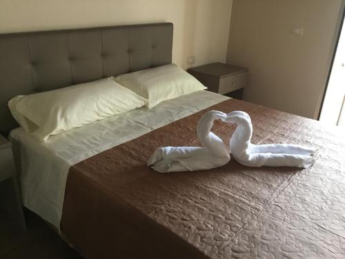 two swans making a heart on a bed at B&B Nonna Maria in Lamezia Terme