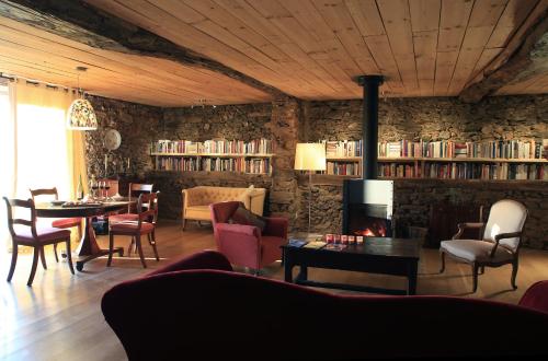 un salon rempli de meubles et d'une cheminée dans l'établissement La Maison de la Souque, à Mirandol-Bourgnounac