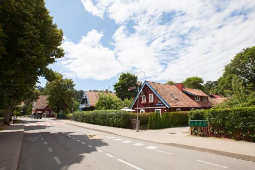 una strada in un villaggio con case e alberi di Žvejo namas a Nida